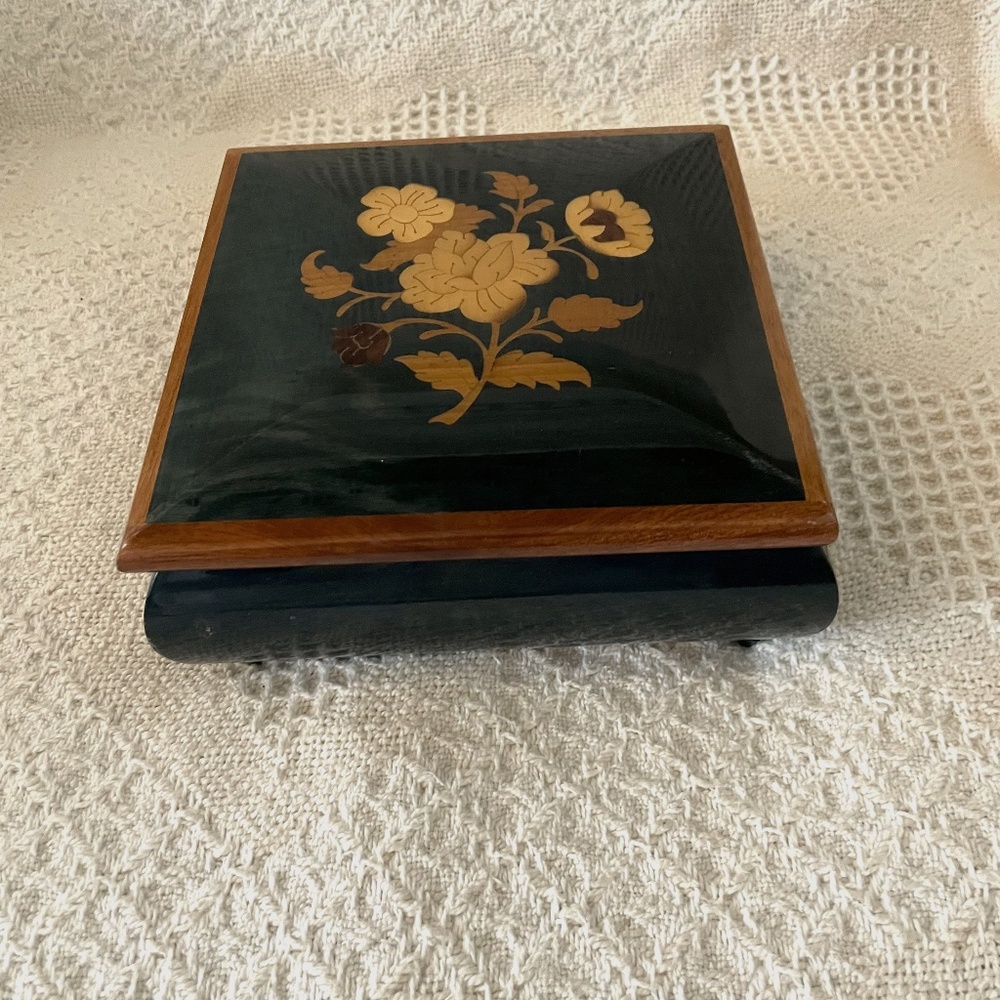 Beautiful Vintage Capra Industries Blue Inlaid Wood Lacquer Musical Jewelry Box
